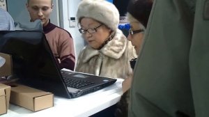 Бабки покупают ноутбук. Grandmothers buying a laptop.