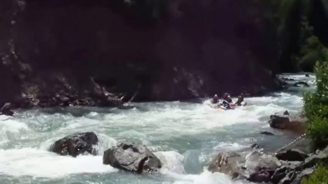 Рафтинг в Архызе • Прохождение порога по малой воде смотреть онлайн