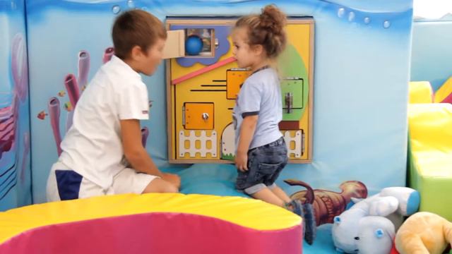 Детская игровая комната с Ариэлем Gymboree Play बच्चों के खेलने का कमर смотреть онлайн