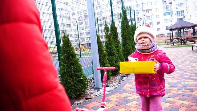 Санта Клаус Марго и Настя Кто Дарит Рождественские подарки детям Santa Claus for Christmas смотреть онлайн