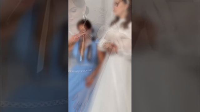 Голубое и белое свадебные платья. Какой макияж и причёску подобрать к ним?
