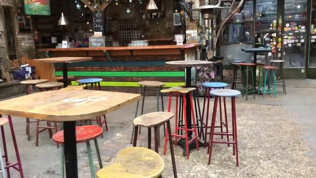 Szimpla Kert Budapest walk around смотреть онлайн