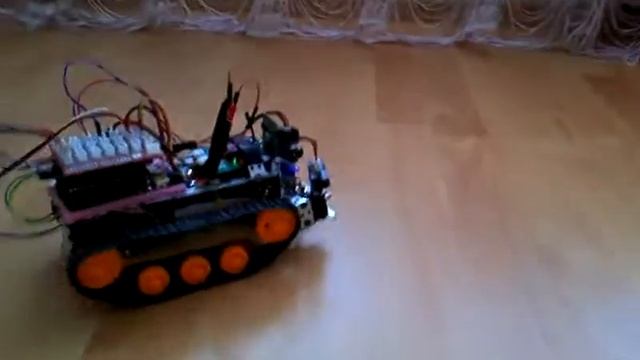 Бешеный робот - Crazy robot (с двумя датчиками расстояния) смотреть онлайн