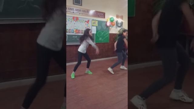Танец в школ под песню витаминка смотреть онлайн