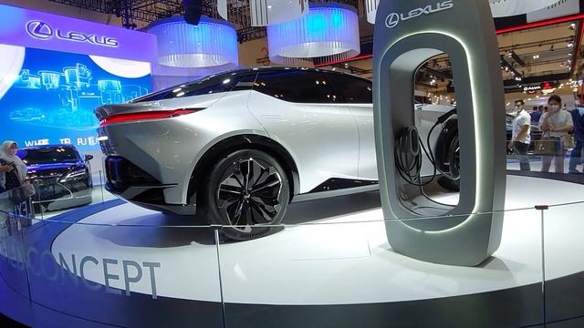 Walkaround - LEXUS LF Z Concept #giias2022 смотреть онлайн