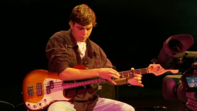 Fender Precision Bass Solo - Aqua Strings - Quintin Young смотреть онлайн