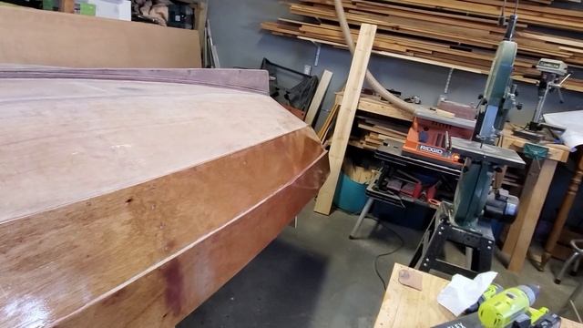 Pooduck skiff build - shop tip 1: applying a smooth coat of epoxy on plywood hull panels. смотреть онлайн