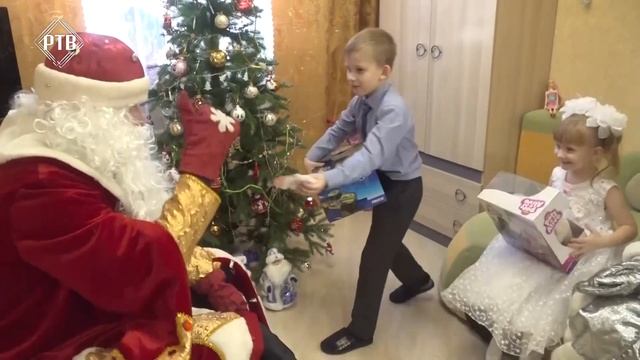 В Раменское из Великого Устюга приехал Дедушка Мороз и Снегурочка. смотреть онлайн