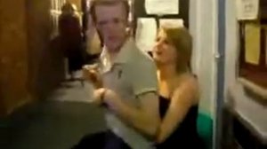 парень скачет на коленях у девушки как на лошади