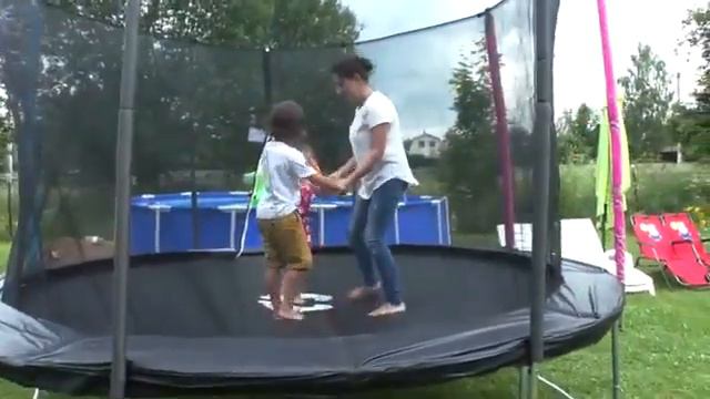 Дети прыгают на батуте.儿童跳蹦床 смотреть онлайн