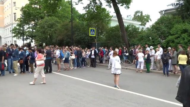 Пушкин. Очередь у кассы в Екатерининский дворец смотреть онлайн