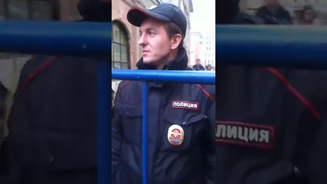 Полицейский не пускает защитников внутрь ОВД "Китай-город" к своим подзащитным смотреть онлайн