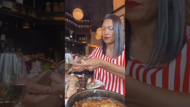 Пробую улиток. Париж! Луковый суп? #семья #домохозяйка #путешествия #париж