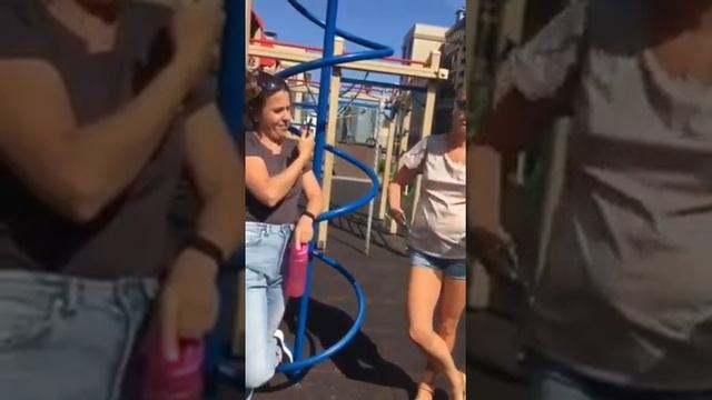 Жительница «Балтийской жемчужины» пытается прогнать с площадки детей с аутизмом смотреть онлайн