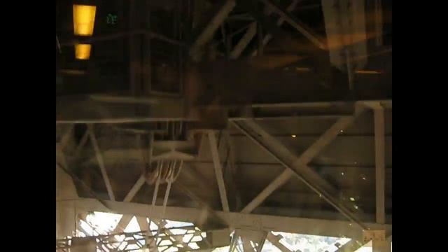 Подъём на Эйфелеву башню на лифте смотреть онлайн