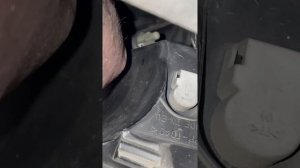 Замена лампы ближнего света . На Рено Сценик 3