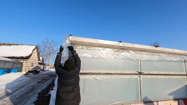 Накрываем теплицу плёнкой. СОВЕТЫ И СЕКРЕТЫ! смотреть онлайн