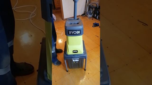 Садовый измельчитель Ryobi RSH2545B. Видео для отзыва. смотреть онлайн