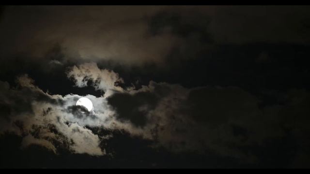 Full moon on the dark sky cross by cloud: Royalty Free Stock 4 kVideo Footage. смотреть онлайн
