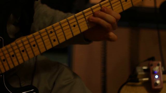 Turn your guitar into a bass with the Mooer Octaver ! смотреть онлайн