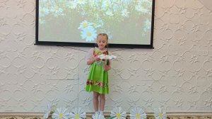 "Научила на ромашке меня бабушка гадать" сл. и муз. Клара Макарова, исполняет Щербакова Алёна