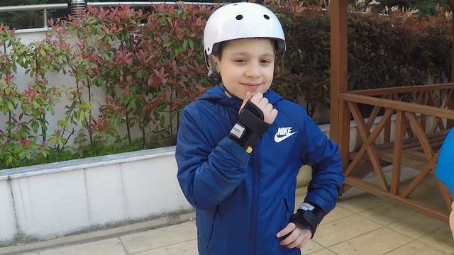 Веселая история Как всегда быть первым Эмир учит младшего брата катаются на роликах Супер Эмир смотреть онлайн