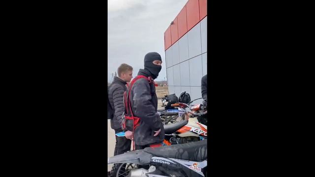 ПОКАТУШКИ В ЭЛЕКТРИЧКЕ НА ЭНДУРО KAYO K1 T2 FX MOTO X2! ВЫГНАЛИ КОНТРОЛЁРЫ?! смотреть онлайн