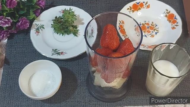 Невероятно вкусно домашний коктейль из клубники и бананом. смотреть онлайн