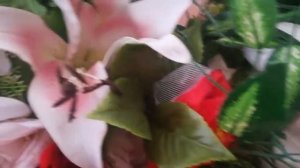 Собираем арку из искусственных цветов.