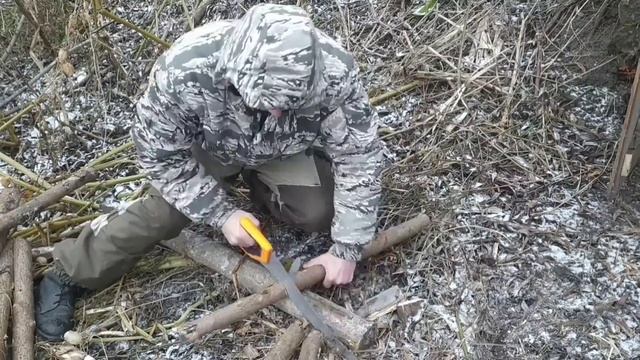 Парень ушёл жить в землянку на берег реки. Тепло от супер батарейки. смотреть онлайн