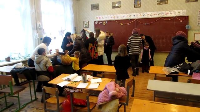 Подарок самым маленьким школьникам школы №8 г.Первомайска к новогодним праздникам. смотреть онлайн