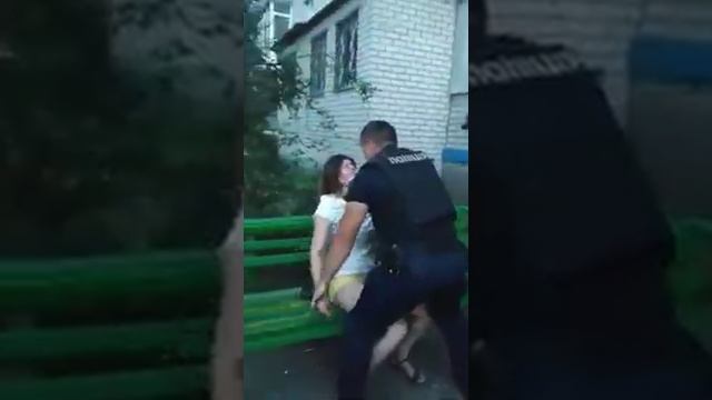 Полиция ставит на колени девушку ломает руки не пускает к ребёнку избивает пенсионерку смотреть онлайн