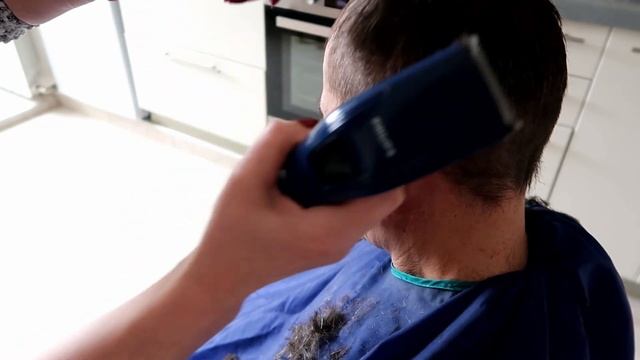 БЫСТРАЯ МУЖСКАЯ СТРИЖКА за 10 минут смотреть онлайн