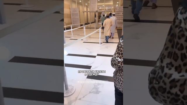 Приехали в Белую мечеть Абу-Даби, вас не пустят, если не одеться закрыто. Подписывай AWETTYAN💫 смотреть онлайн