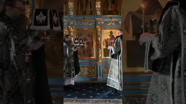 “Верою и любовью приступим, да причастницы жизни вечной будем”.