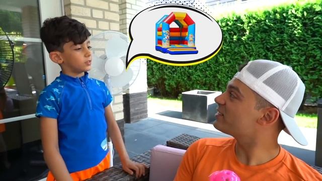 Jason और Alex खिलौने के inflatable साथ खेलते हैं - बच्चों के लिए मजेदार कहानियाँ смотреть онлайн