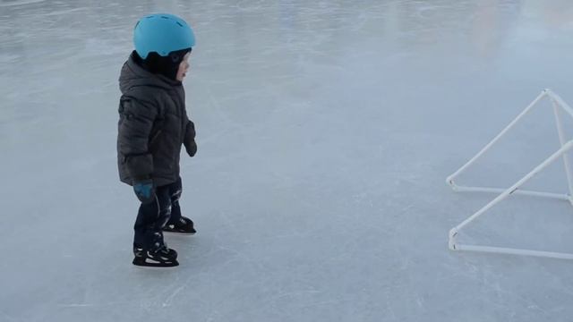 Учится кататься на коньках смотреть онлайн