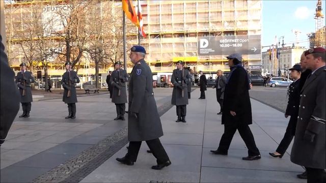 Ehrenspalier Neue Wache - Kranzniederlegung Singapur смотреть онлайн