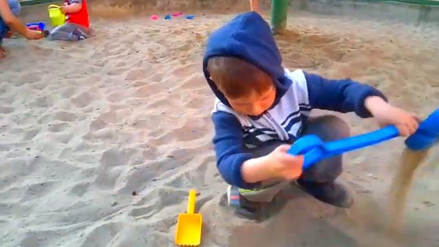 отдых и тренажеры на детской площадке .Мишель тренируется смотреть онлайн