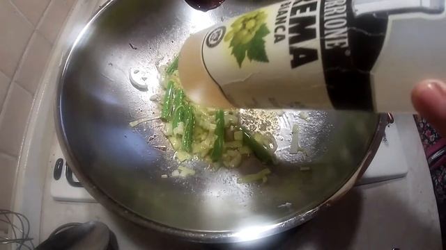 Запеченная голень индейки с гарниром из капусты Романеско и моркови. смотреть онлайн