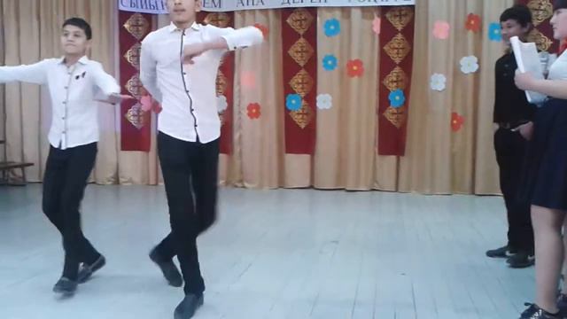 КРАССАВЧИКИ ТОНЦУЮТ ЛЕЗГИНКУ В ШКОЛЕ ИМЕНИ МУХТАРА АУЭЗОВА смотреть онлайн