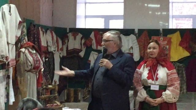 Татьяна Стаильская обращается к гостям выставки крестьянской одежды