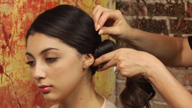 How to Do a Sideswept Bun in 2 Minutes or Less? : Mane Street смотреть онлайн