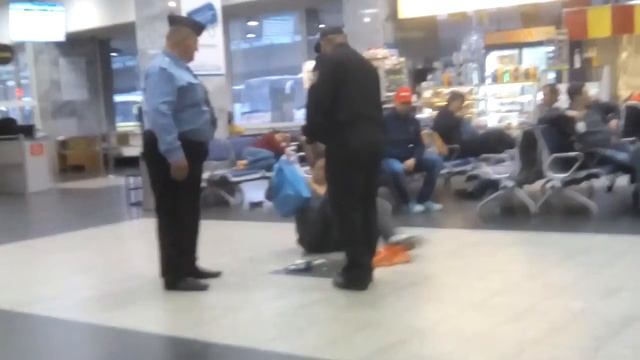 Охрана Щелковского автовокзала не может справиться с пьяной бабой смотреть онлайн