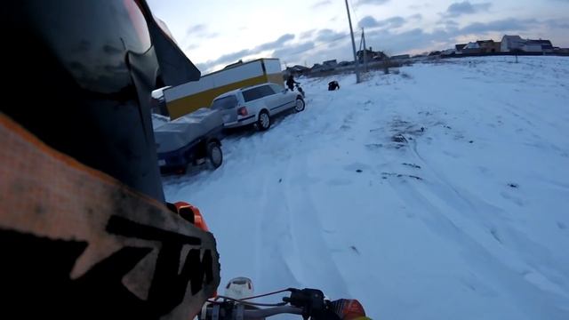 Мотоциклист помог подняться упавший бабушки. Будь осторожнее ! смотреть онлайн