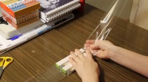 Как упаковать плоский подарок с помощью плёнки