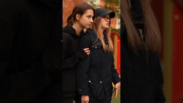 МЛАДШАЯ ДОЧКА НАКАТАЛАСЬ НА КАРУСЕЛЯХ ДО ...! а вы любите карусели? #shorts смотреть онлайн