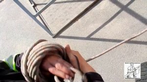 Сматывание спасательной веревки в клубок