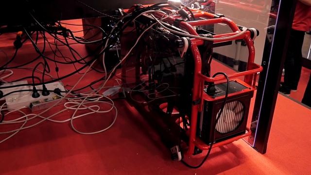 Игромир 2016 - стенд HyperX. Новые уши, Zeus, необычный корпус и прочие вкусности смотреть онлайн