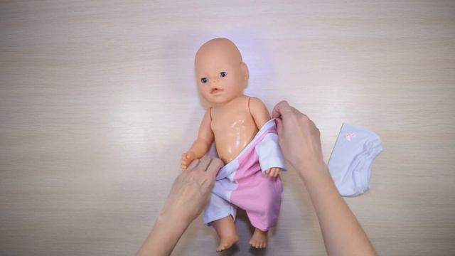 Пупс Беби Бон примеряет боди для прогулок. Обзор одежды для кукол Baby Born смотреть онлайн